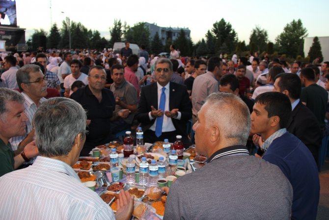 konya-seker-ailesi-iftarda-bulustu-1-(2).jpg