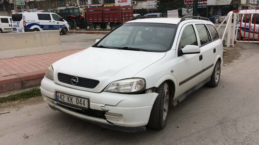 konyada-arac-durdurmak-icin-yola-cikan-polise-otomobil-carpti.jpg