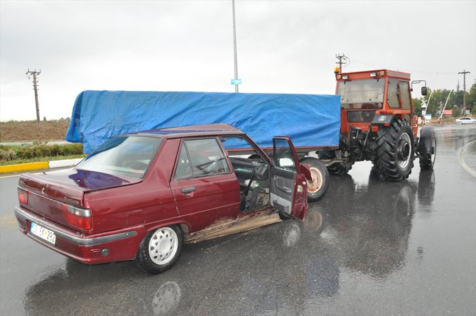 konyada-bugday-yuklu-traktor-otomobille-carpisti-2-001.jpg