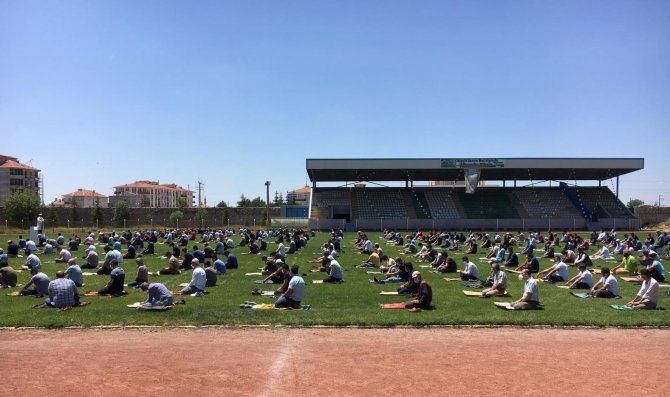 konyada-cuma-namazi-maske-ve-sosyal-mesafeyle-kilindi-3.jpg
