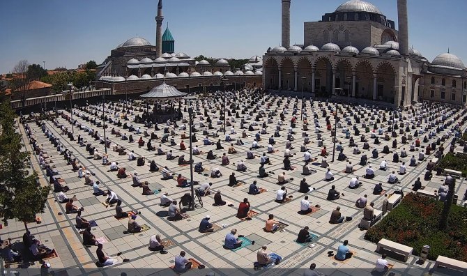 konyada-cuma-namazi-maske-ve-sosyal-mesafeyle-kilindi.jpg
