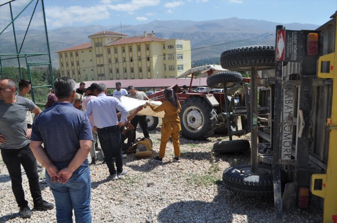 konyada-devrilen-traktorun-surucusu-agir-yaralandi-1.jpg