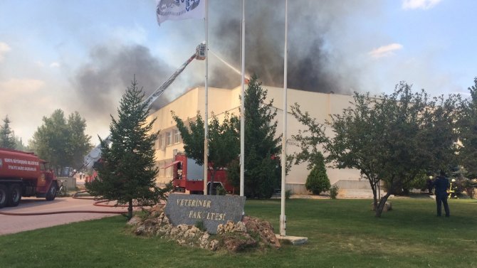 konyada-fakulte-binasinda-yangin-2.jpg konyada-fakulte-binasinda-yangin-2.jpg