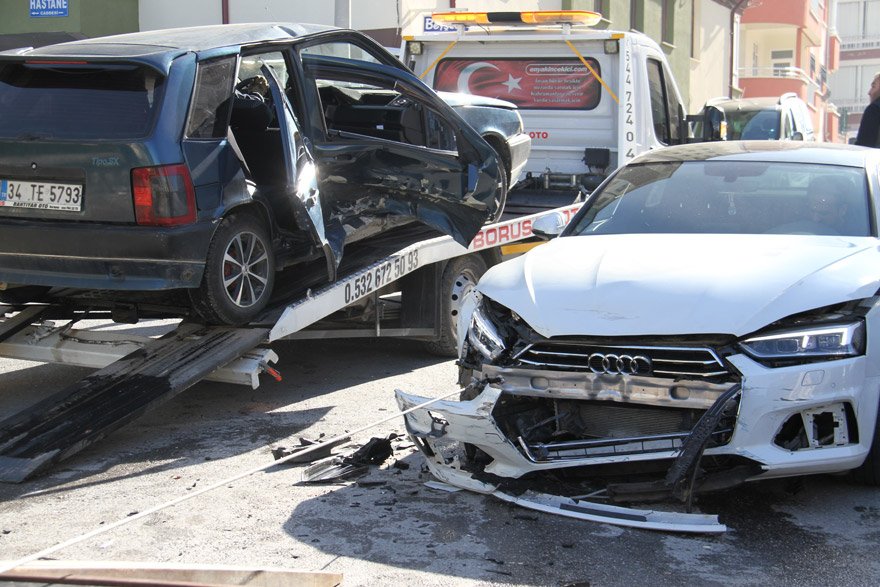 konyada-iki-arac-siddetli-sekilde-carpisti-(1).jpg