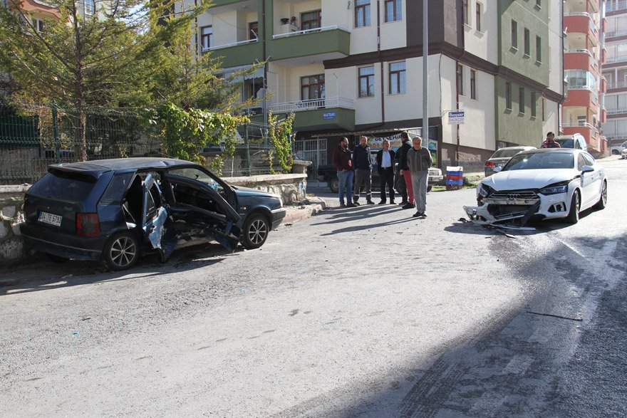 konyada-iki-arac-siddetli-sekilde-carpisti-(2).jpg