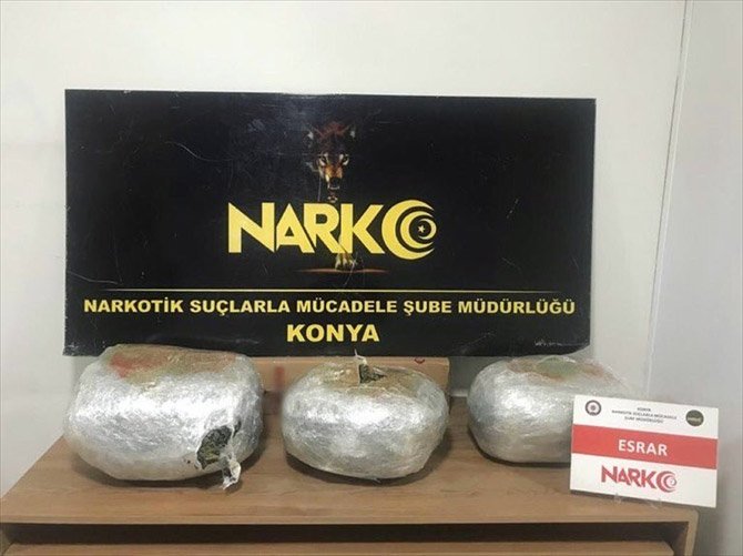 konyada-iki-aracta-13-kilo-45-gram-uyusturucu-ele-gecirildi-2.jpg