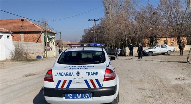 konyada-jandarma-ekipleri-megafondan-maske-ve-sosyal-mesafe-uyarisi-yapti-3.jpg