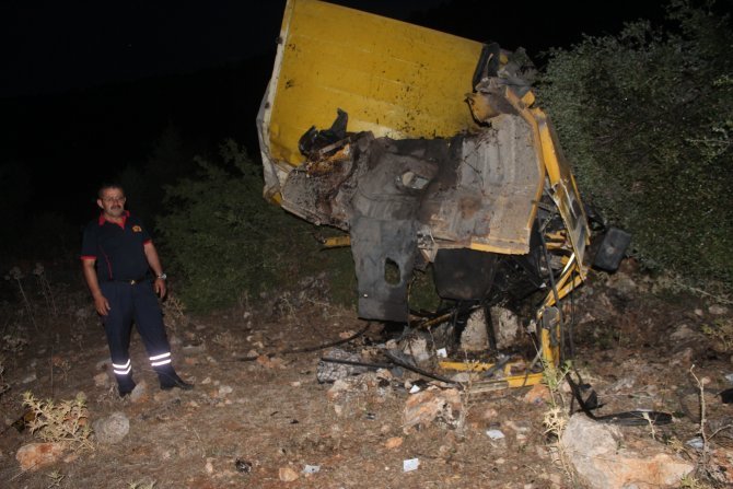konyada-kamyon-ucuruma-devrildi-1.jpg