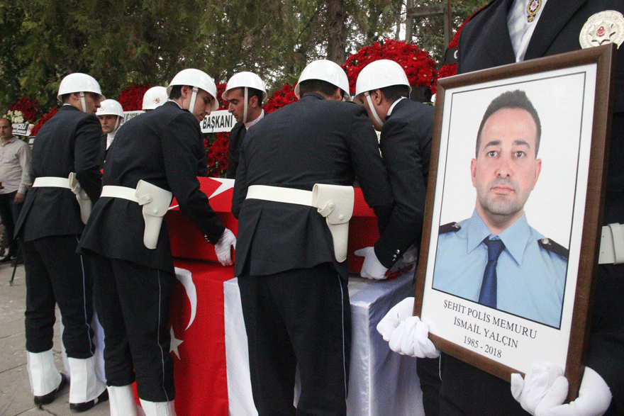konyada-kovalamacada-sehit-olan-polis-son-yolculuguna-ugurlandi-(2).gif