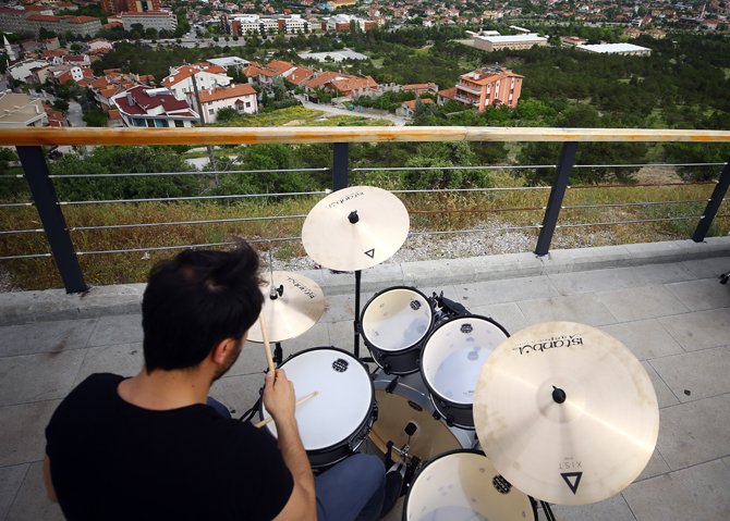konyada-muzisyenlerden-yol-kenarinda-bateri-ziyafeti-4.jpg