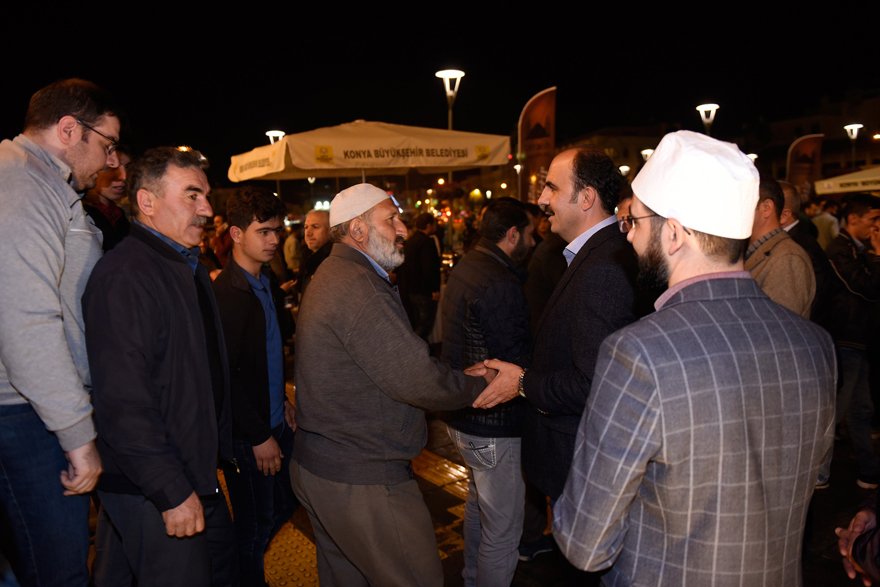 konyada-ramazan-ayinin-ilk-teravih-coskusu-yasandi-2.jpg