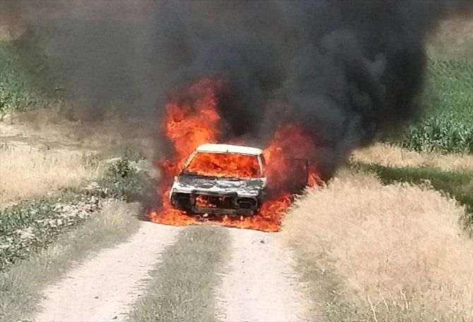 konyada-seyir-halindeki-otomobil-yanarak-kullanilamaz-hale-geldi-1.jpg