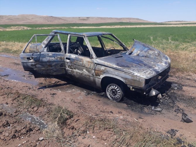 konyada-seyir-halindeki-otomobil-yanarak-kullanilamaz-hale-geldi-2.jpg