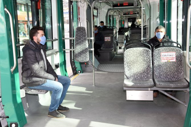 konyada-toplu-ulasimda-maske-dagitimi-basladi-2.jpg