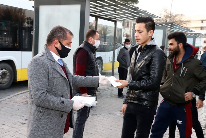 konyada-toplu-ulasimda-maske-dagitimi-basladi-3.jpg