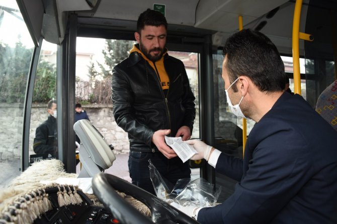 konyada-toplu-ulasimda-maske-dagitimi-basladi-6.jpg