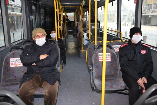 konyada-toplu-ulasimda-maske-dagitimi-basladi-8.jpg