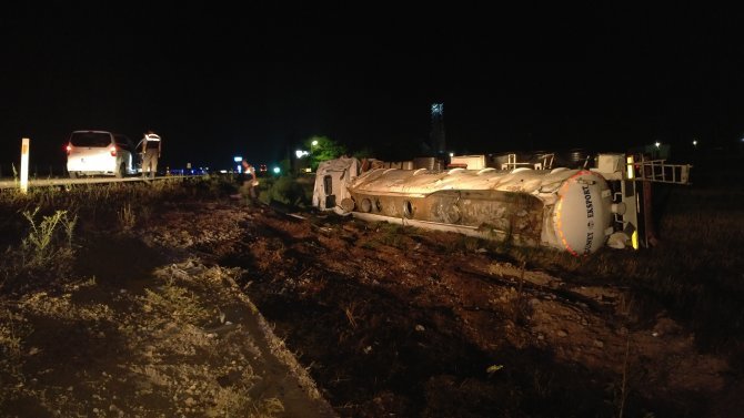 konyada-yuk-tankeri-devrildi-1.jpg