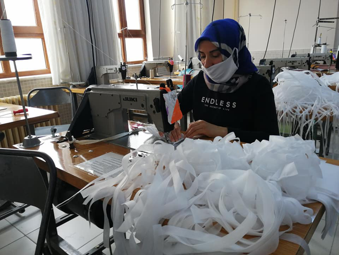konyadaki-meslek-lisesinde-kamu-kurumlari-icin-100-bin-maske-uretilecek-2.png
