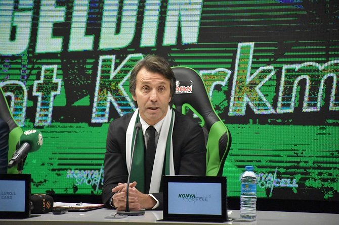 konyaspor-bulent-korkmaz-ile-15-yillik-sozlesme-imzaladi-3.jpg