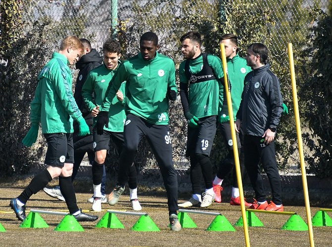 konyaspor-iki-eksikle-calisti-1.jpg