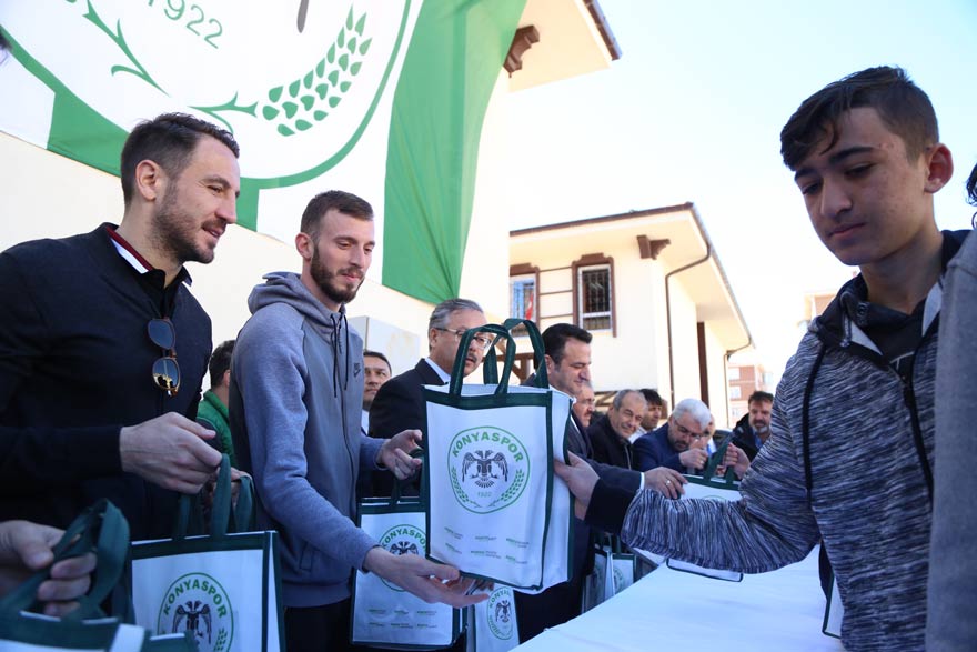 konyasporlu-futbolculardan-sivlilik-etkinligi2.jpg