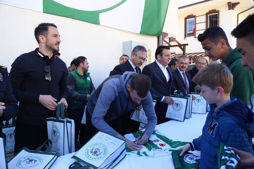konyasporlu-futbolculardan-sivlilik-etkinligi3.jpg