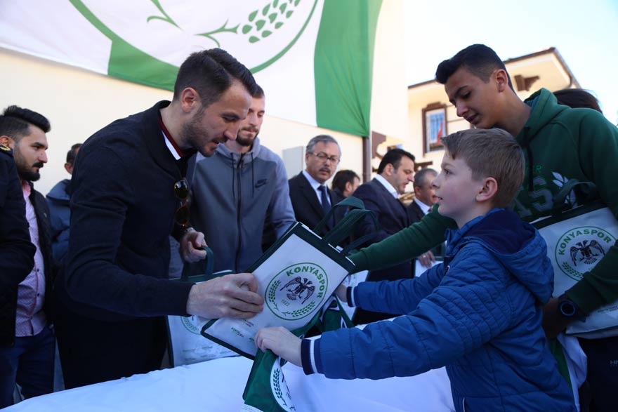 konyasporlu-futbolculardan-sivlilik-etkinligi5.jpg