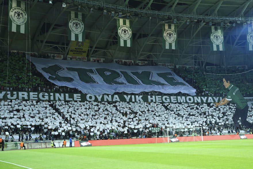 konyasporlu-taraftarlardan-4-boyutlu-koreografi-(2).jpg