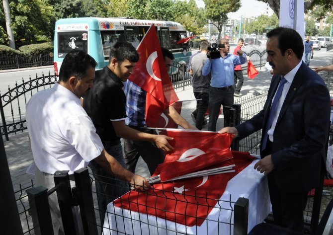 kto-10-bin-turk-bayragi-dagitti-2.jpg kto-10-bin-turk-bayragi-dagitti-2.jpg