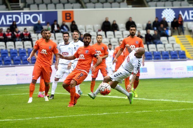 medipol-basaksehir-ile-torku-konyaspor-maci-2.jpg