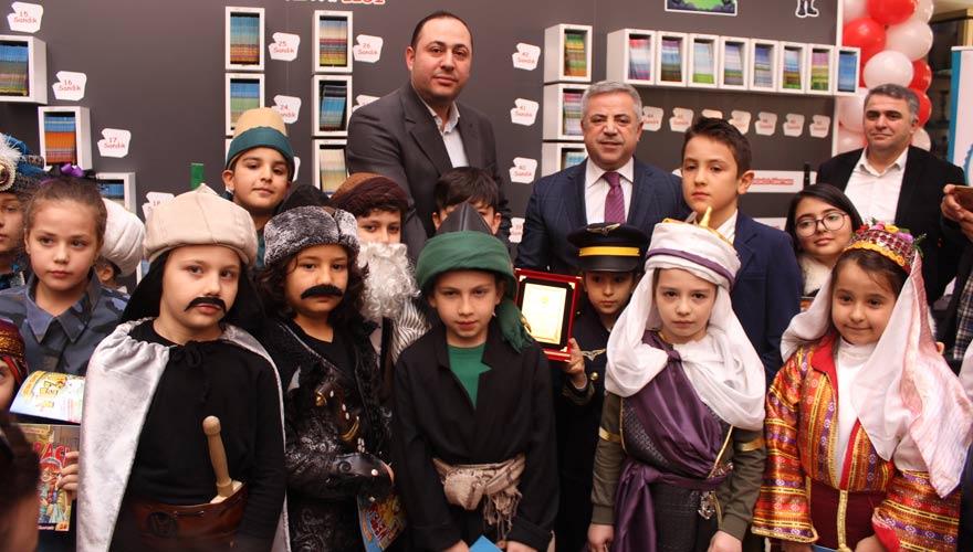 meram-niyaz-usta-ilkokulu-koridor-kitapligi-acilisi-5.jpg