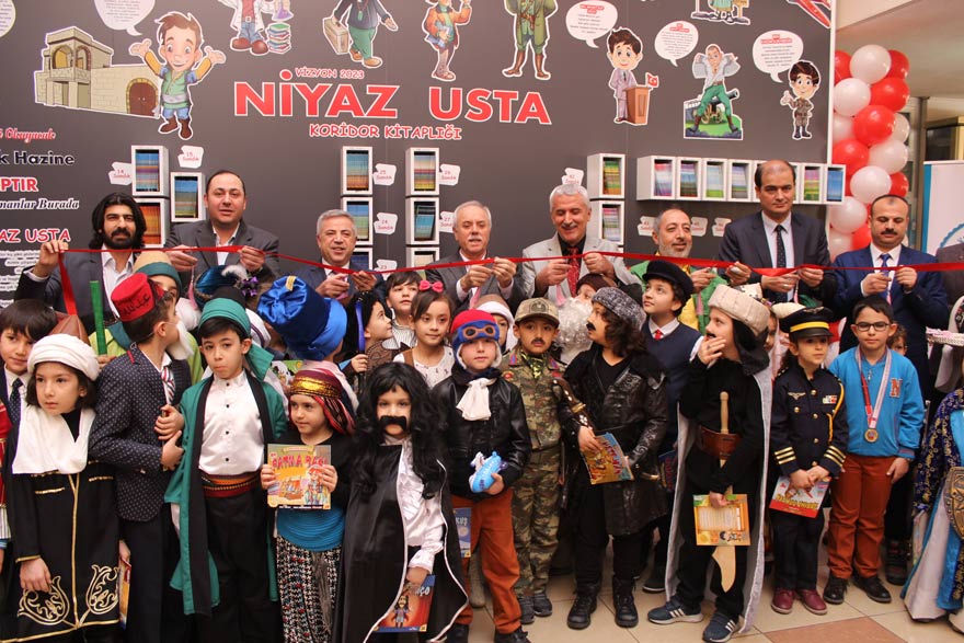 meram-niyaz-usta-ilkokulu-koridor-kitapligi-acilisi-8.jpg