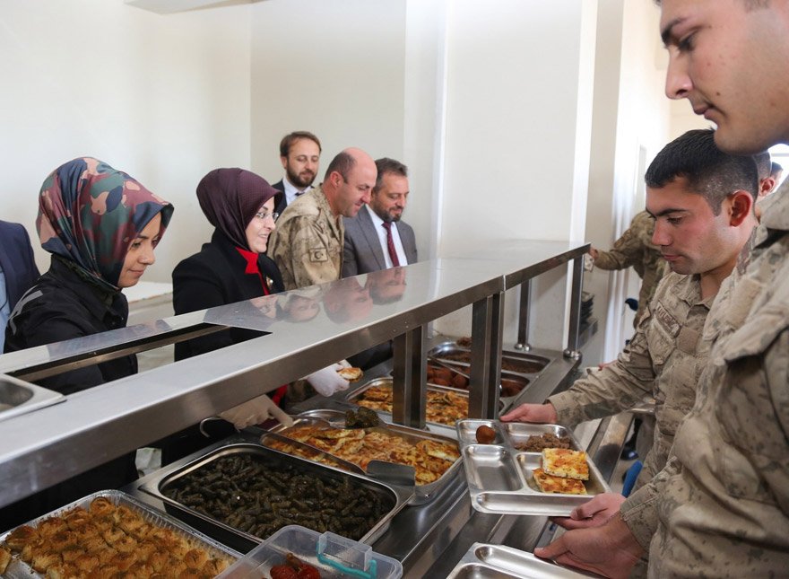 meramli-annelerden-licedeki-askerlere-ev-yemegi-(1).jpg