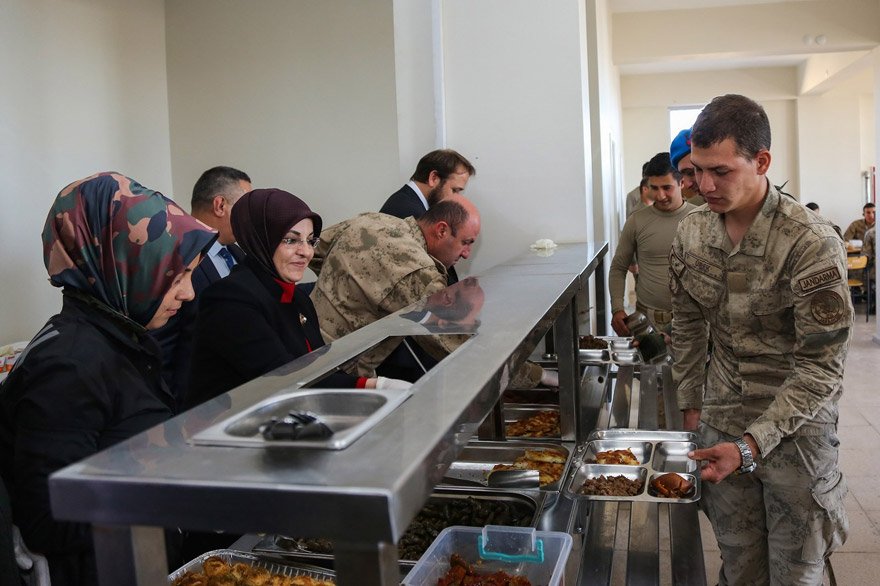 meramli-annelerden-licedeki-askerlere-ev-yemegi-(2).jpg