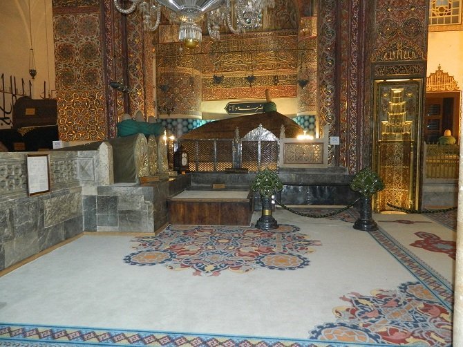 mevlana-muzesinin-halilari-degistirildi-2.JPG