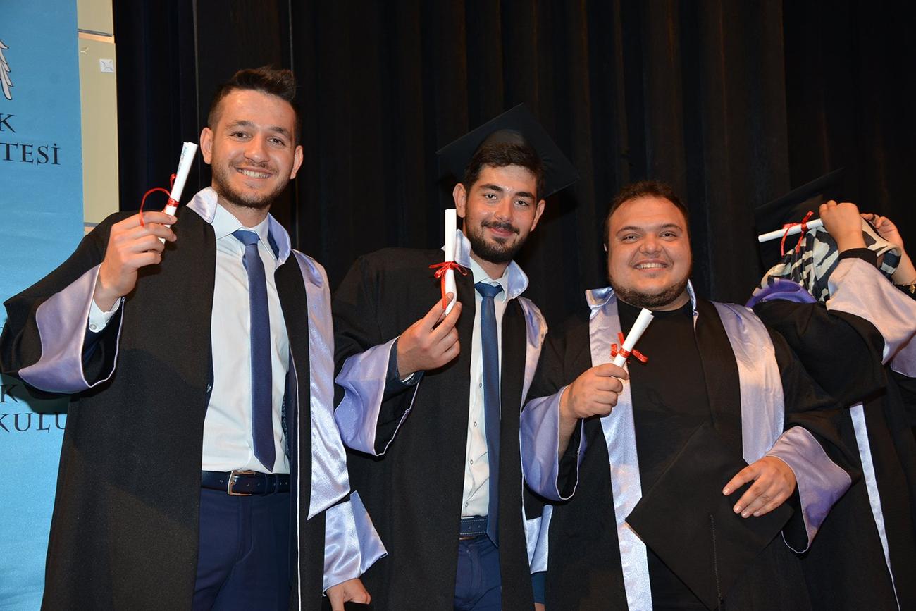 mezuniyet-toreninde-emektar-ogretim-uyeleri-de-unutulmadi-(5).jpg