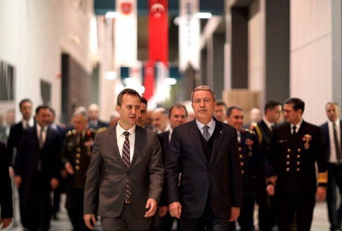 milli-savunma-bakani-hulusi-akar-4.jpg