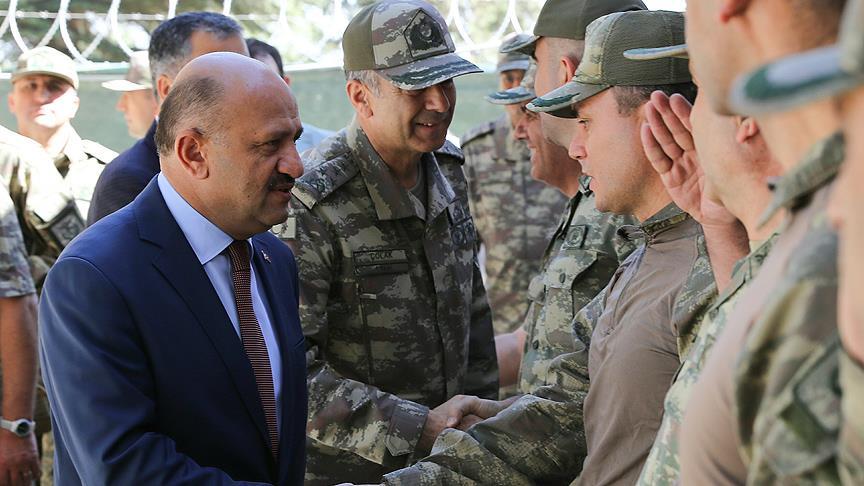 milli-savunma-bakani-isik,-suriye-sinirinda.jpg