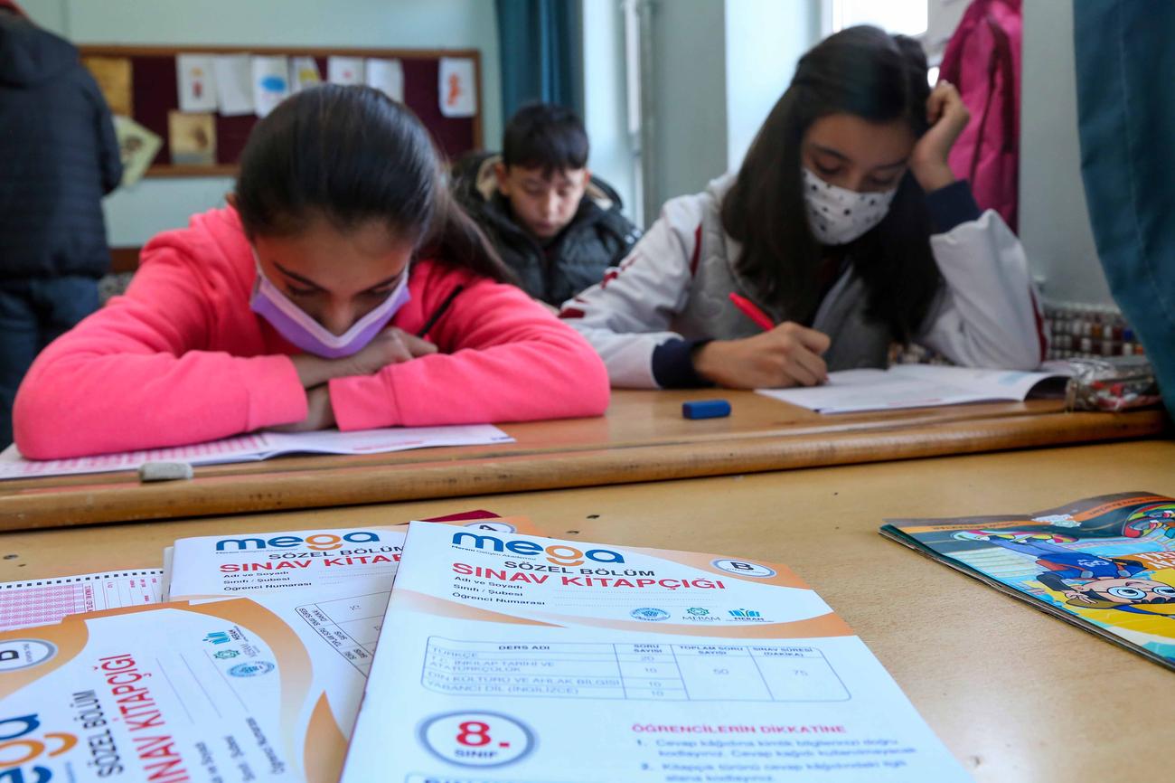 ogrenciler-mega-sinavda-ter-doktu-2.jpg