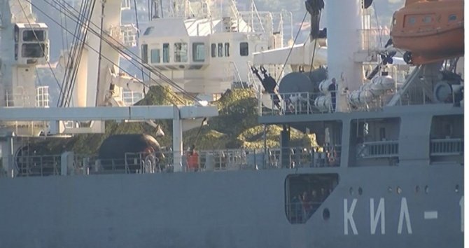 rus-askeri-gemisi,-guvertesinde-tankla-istanbul-bogazindan-gecti.jpg
