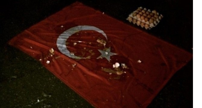 rusyada-turk-bayragina-cirkin-saldiri-1.jpg rusyada-turk-bayragina-cirkin-saldiri-1.jpg