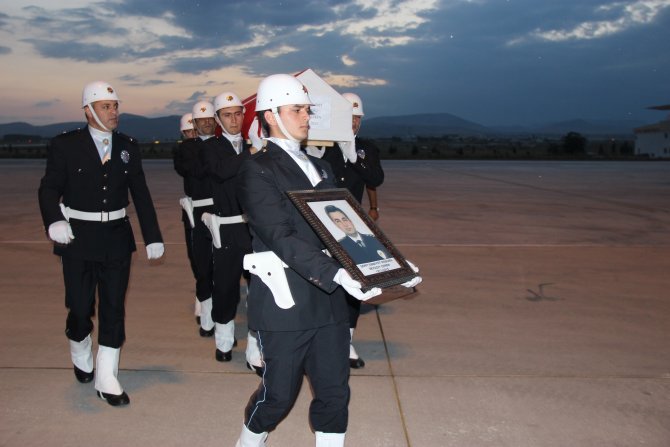 sehidin-cenazesi-konyaya-getirildi-1.jpg sehidin-cenazesi-konyaya-getirildi-1.jpg