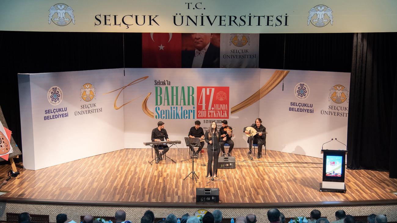 selcuk-universitesinde-bahar-senlikleri-basladi-2.jpg