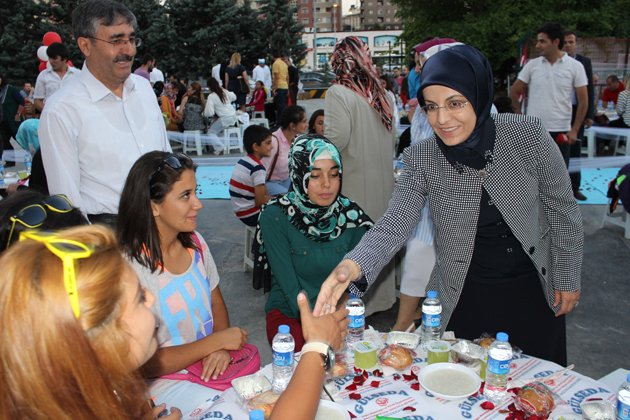 selsiad-hanim-kollarinin-kimsesiz-kiz-cocuklarina-iftar-yemegi-(5).jpg