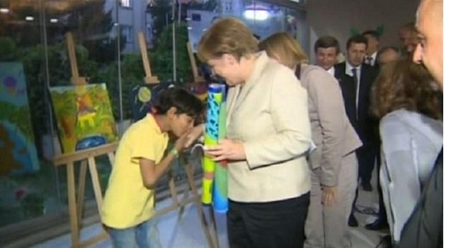 siginmaci-cocuk-merkelin-elini-optu-1.jpg siginmaci-cocuk-merkelin-elini-optu-1.jpg