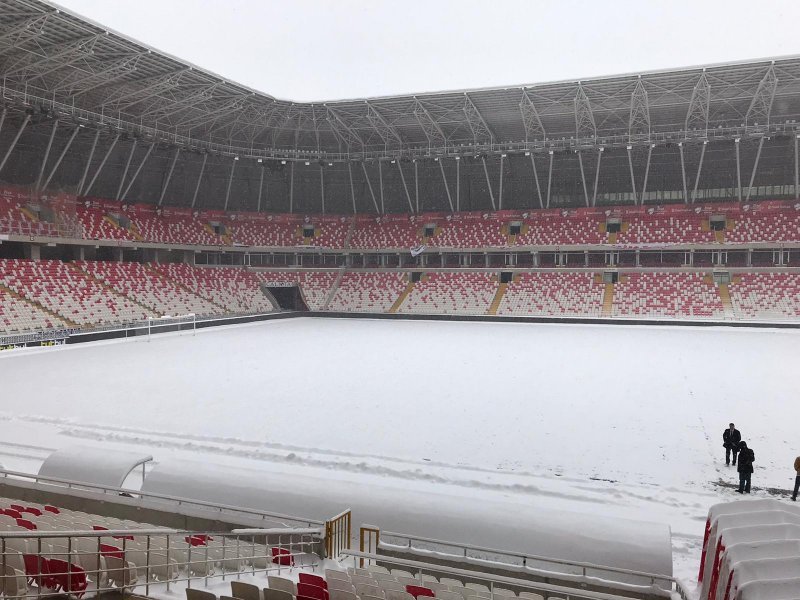 sivasspor-antalyaspor-maci-oncesinde-stat-zemini-karla-kapli-7089-dhaphoto6.jpg