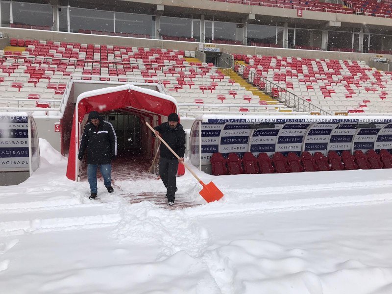 sivasspor-antalyaspor-maci-oncesinde-stat-zemini-karla-kapli-7089-dhaphoto9.jpg