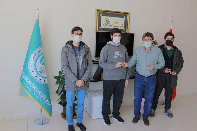 tahir-buyukkorukcu-aihl-ogrencilerini-altinla-odullendirdi-2.jpg