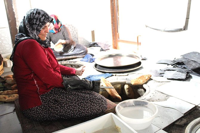 tandir-ekmegi-konyada-yasatiliyor-3.jpg